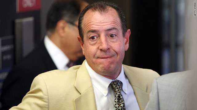 Michael Lohan is back to commenting on Lindsay