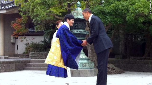 Obama greeting at Great Buddha of Kamakura