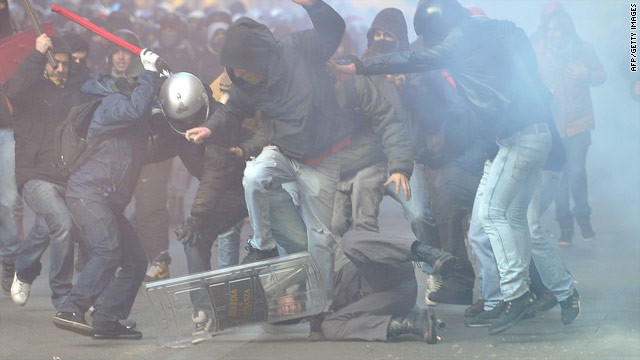 Violence erupts in Rome after Berlusconi survives confidence votes