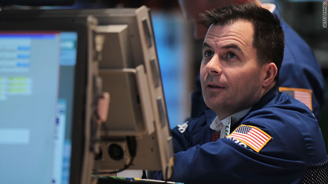 Stocks hold onto gains after retail sales report