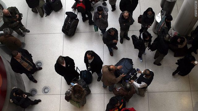 Travelers brace for flight delays amid threats of winter storm