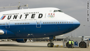 United Continental says it will distribute 11,000 iPads to pilots as a replacement for paper manuals.