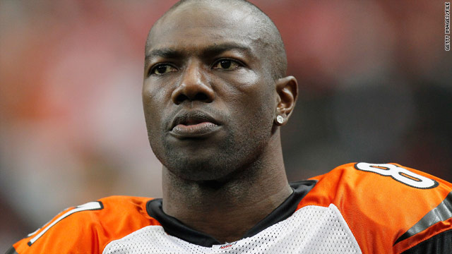 terrell owens fotos. Terrell Owens tackles a