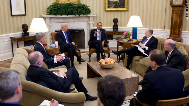 Amid Egyptian crisis, Obama meets with security team