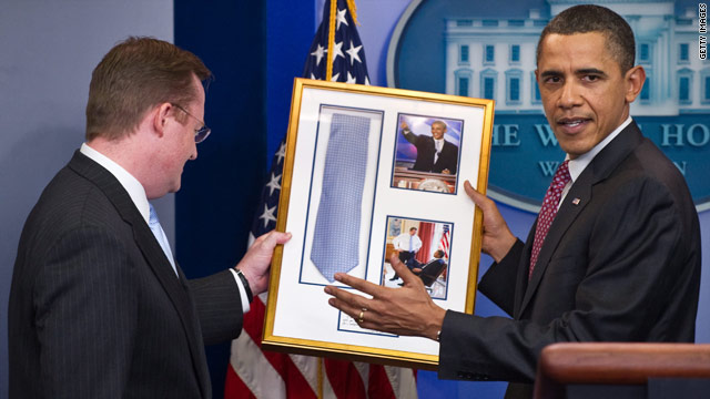President Obama returns tie to Gibbs on press secretary's last day