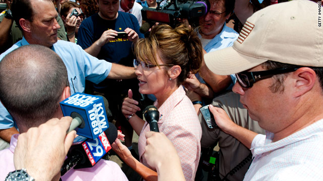 Still rogue, Palin embraces media