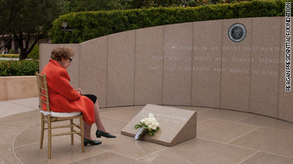 Nancy Reagan honors anniversary of President Reagan's death
