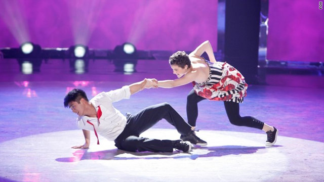 Smooches all around on 'SYTYCD'