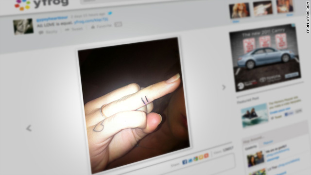 Miley Cyrus supports gay rights with finger tattoo