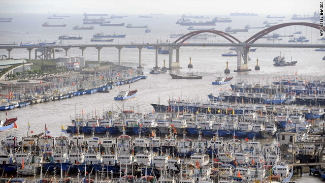 Typhoon threatens to drench China's east coast