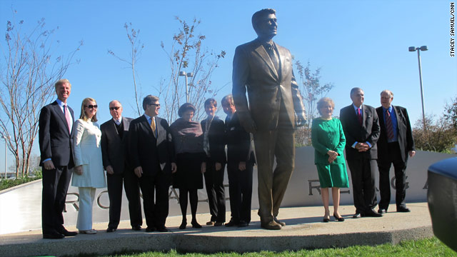 Reagan National unveils statue of namesake