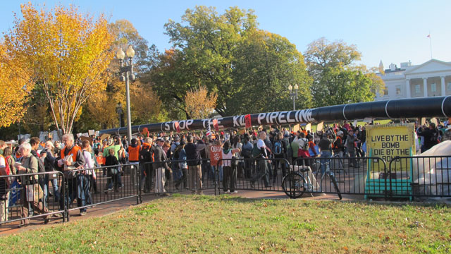 Thousands of pipeline protesters circle the White House
