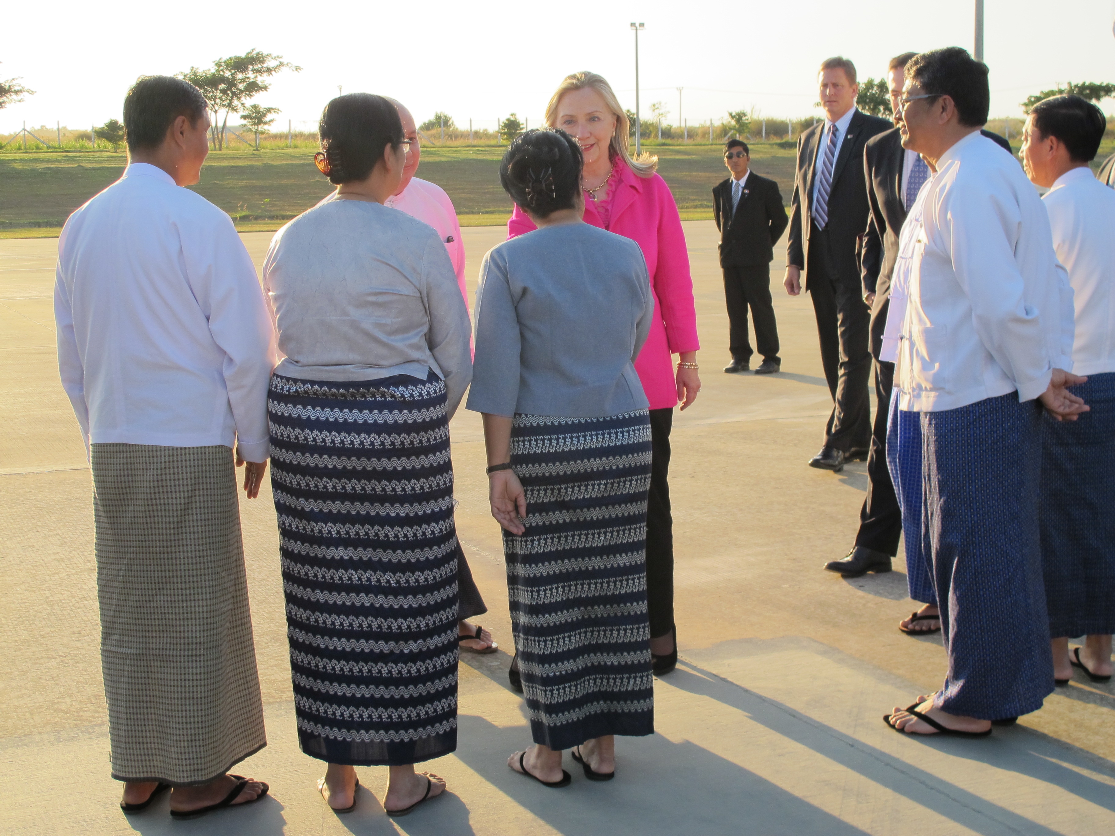 Clinton trip 'tests the waters' in Myanmar