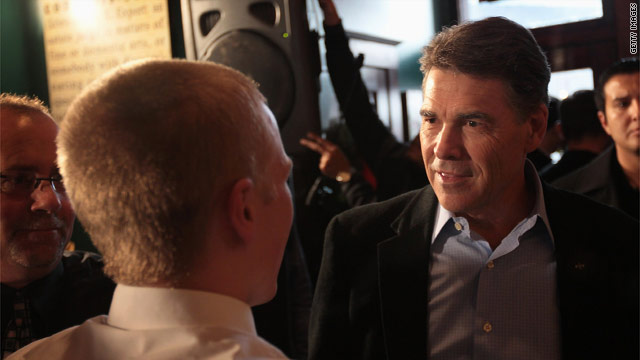 Perry presses 'outsider' message as closing Iowa argument