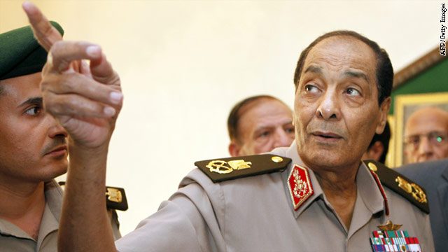 El presidente de Egipto ordena el retiro del ministro de Defensa