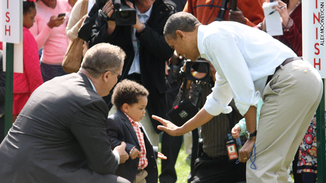 Obama gives high-fives, does pushups at Easter Egg Roll