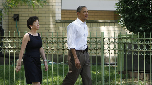 Obama takes a walk around his Chicago neighborhood
