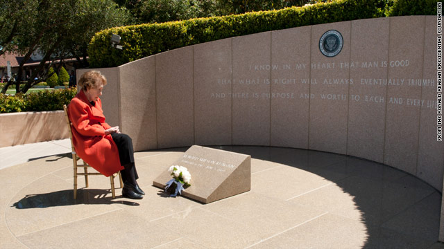 Photo: Nancy Reagan commemorates 8th anniversary of husband's death