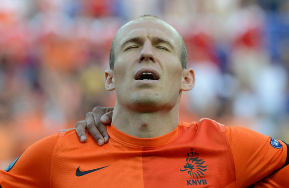 Netherlands star Arjen Robben proudly sings the Dutch national anthem. (Getty Images)