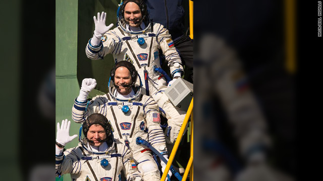 Expedition 33 Crew Waves Farewell