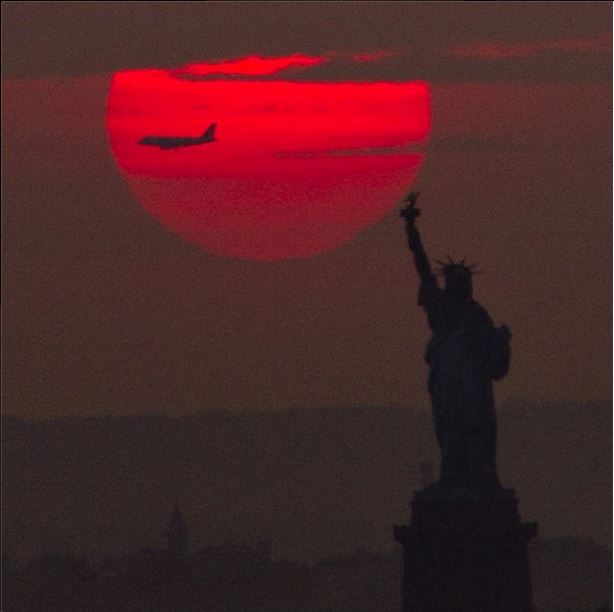 Photo of the Day: The Sun and the Statue of Liberty