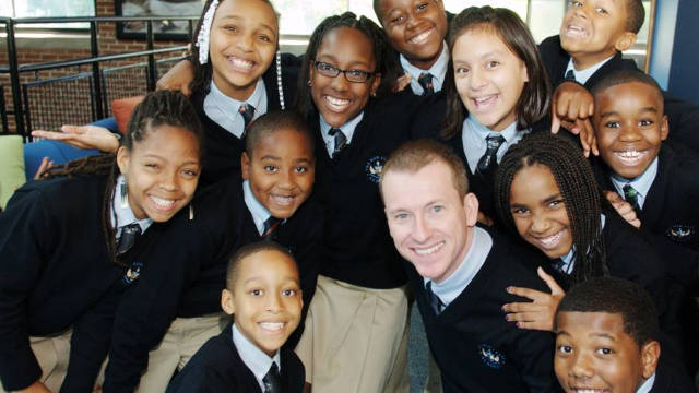 Professor Ron Clark é retratado com seus alunos.