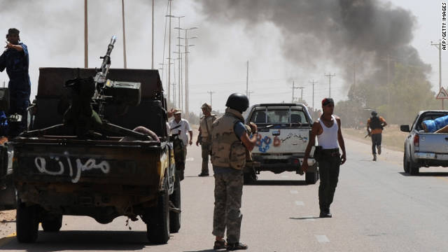 Rebeldes libios toman el aeropuerto de Sirte y avanzan en bastiones de Gadhafi