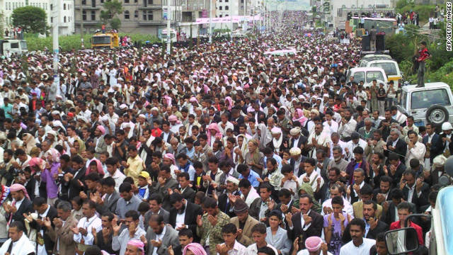 Anti-regime protesters pray in the Yemeni city of Ibb on September 16, 2011 against President Ali Abdullah Saleh's rule.