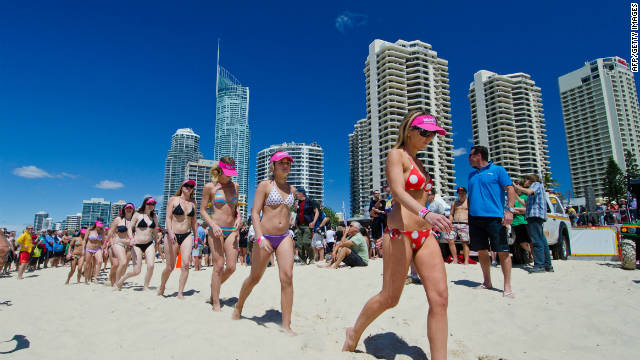 Australia bate el récord mundial de desfile de bikinis