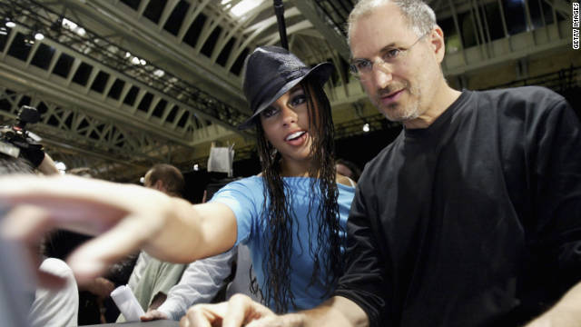 Jobs shows R&amp;B singer Alicia Keys how to use iTunes in London in 2004. 