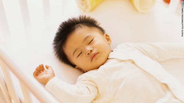 ¿Se debe permitir que los bebés lloren hasta dormirse?