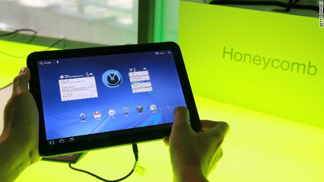 Google's Android 3.0 Honeycomb OS is demonstrated on a Motorola Xoon tablet.