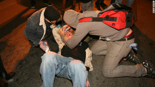 Manifestantes de "Ocupa Wall Street" apoyan a un veterano de guerra herido