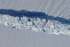 Iceberg del tamaño de una ciudad amenaza rutas marítimas