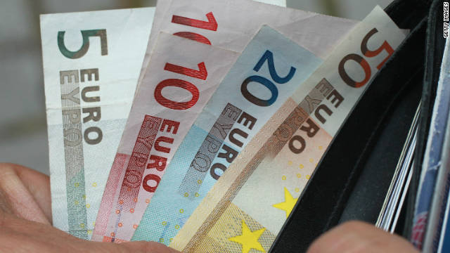 En esta ilustración foto de un hombre saca billetes de euro en moneda de la cartera el 21 de junio de 2011 en Berlín, Alemania.