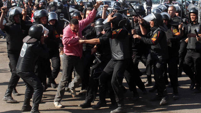 Enfrentamientos dejan decenas de heridos en Egipto; un grupo llama a la resistencia miltar