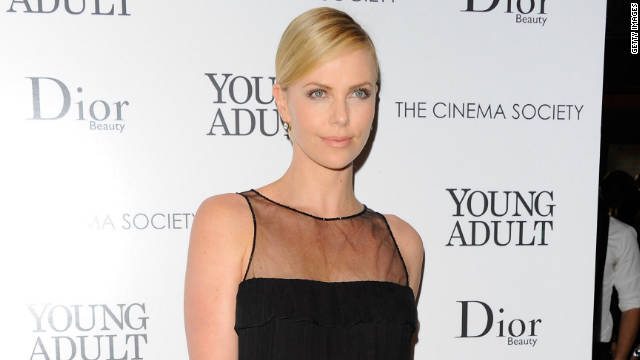 La actriz sudafricana Charlize Theron adopta a un niño