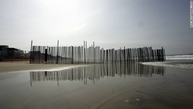 Estados Unidos extiende hacia el océano el muro fronterizo con Tijuana