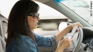 Los adultos "textean" más que los jóvenes mientras conducen, según encuesta