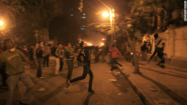 Manifestantes y militares se enfrentan en Egipto