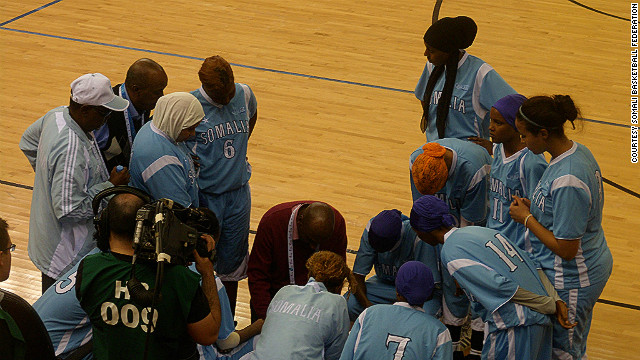 Mujeres somalíes desafían el peligro para hacer historia en el basquetbol