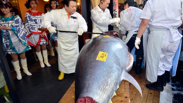 Se subasta gigantesco atún en un mercado de Tokio