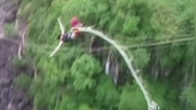 Mujer sobrevive milagrosamente a caída en un salto de "bungee jumping"