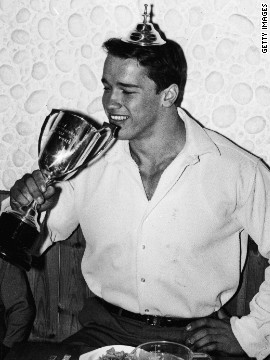 Fisiculturista austríaco e futuro governador da Califórnia Arnold Schwarzenegger pretende beber o seu troféu, enquanto vestindo sua tampa como uma coroa, depois de vencer o concurso de Mr. Universo em Londres, Inglaterra, em setembro de 1967.
