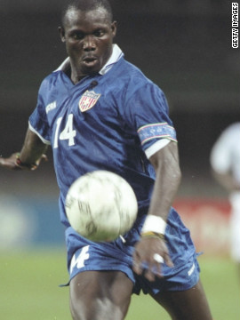 George Weah da Libéria toca durante o Campeonato Africano das Nações jogo contra Gabão, em Durban em 1996.  Ele concorreu sem sucesso à Presidência em 2005, em seu país.