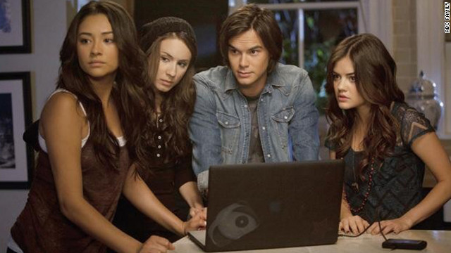 'Pretty Little Liars': The black hoodie strikes again
