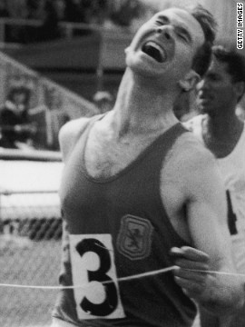 Menzies Campbell, depois de se tornar líder do liberal da Grã-Bretanha Partido Democrata, vence os 220 metros finais em um tempo de 21,1 segundos no Campeonato AAA em White City, 11 de julho de 1964.