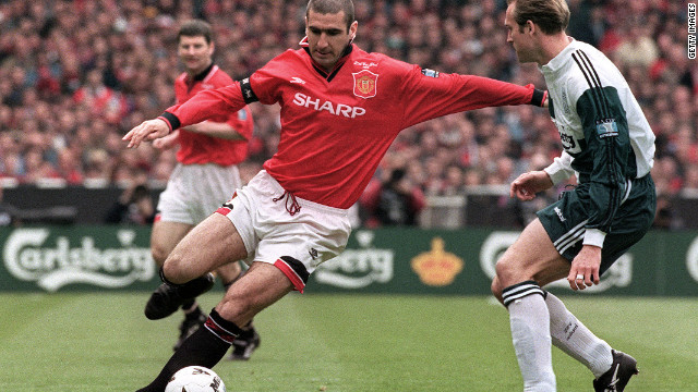 Eric Cantona Manchester United controla a bola durante a final da FA Cup contra o Liverpool, em Wembley, em Maio de 1996.  Agora ele está entrando na arena política para destacar a questão da habitação ruim.