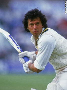 Paquistanesa de críquete Imran Khan morcegos durante uma conferência internacional de um dia contra a Inglaterra em meados da década de 1980.  Imran agora está em campanha para ser próximo ministro do seu país prime.