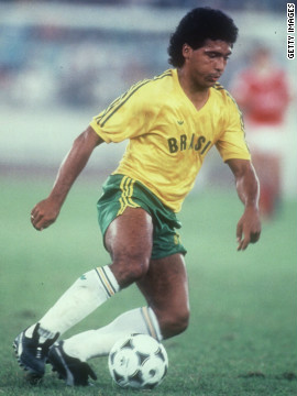 Romário do Brasil joga contra a URSS durante a Olimpíada de Seul 1988.  Mais tarde, ele correu para prefeito em seu país de origem.